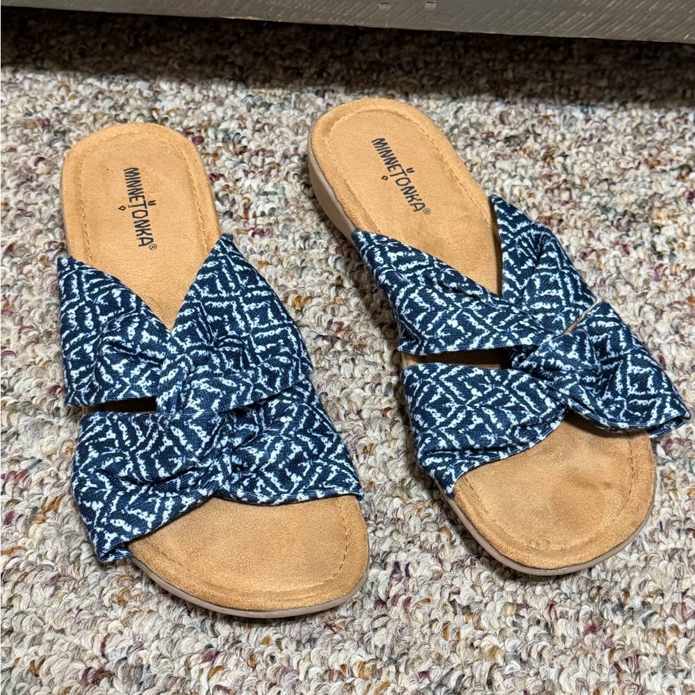 Minnetonka Women's size 10, 10M Patterned Blue Sandals fabric blue summer slides